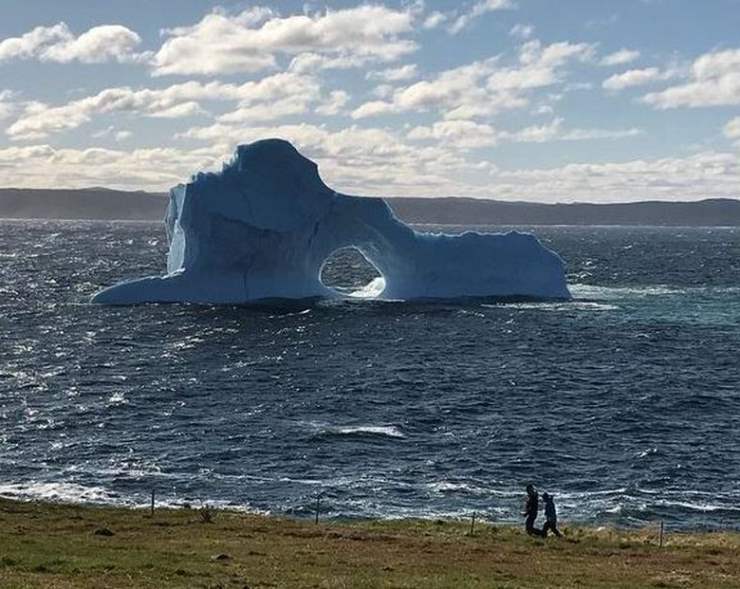 Необычный айсберг обнаружен у берегов Канады