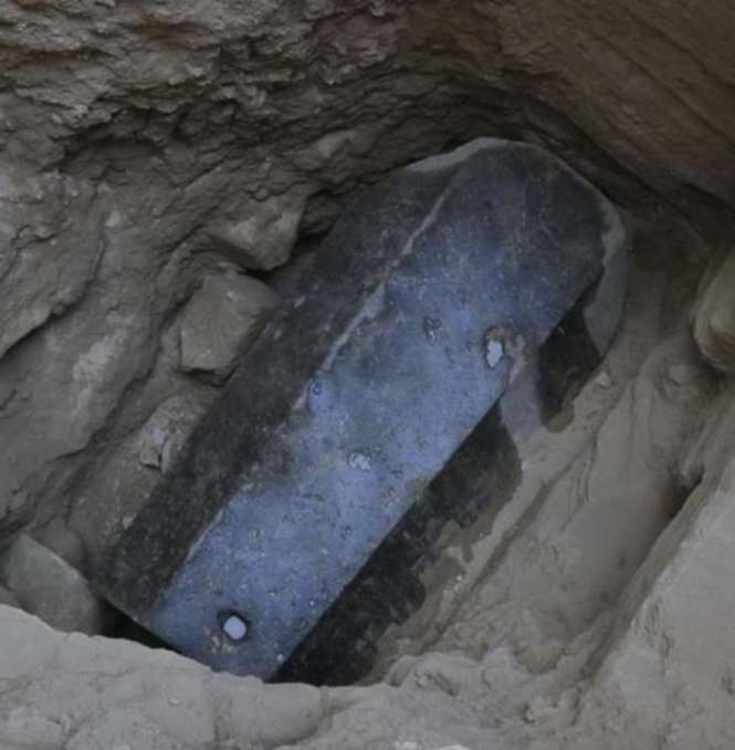 Очередной черный саркофаг нашли в Египте