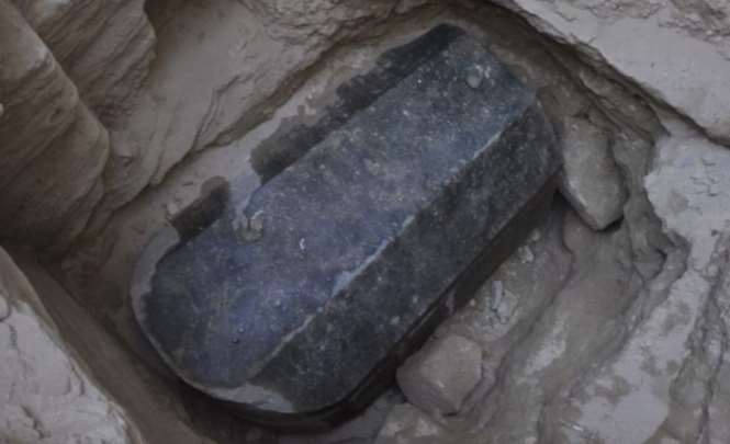 Вскрыт загадочный черный саркофаг в Египте