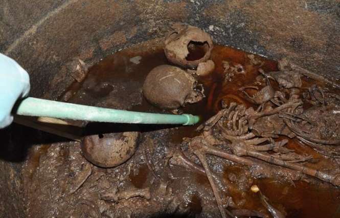 Вскрыт загадочный черный саркофаг в Египте
