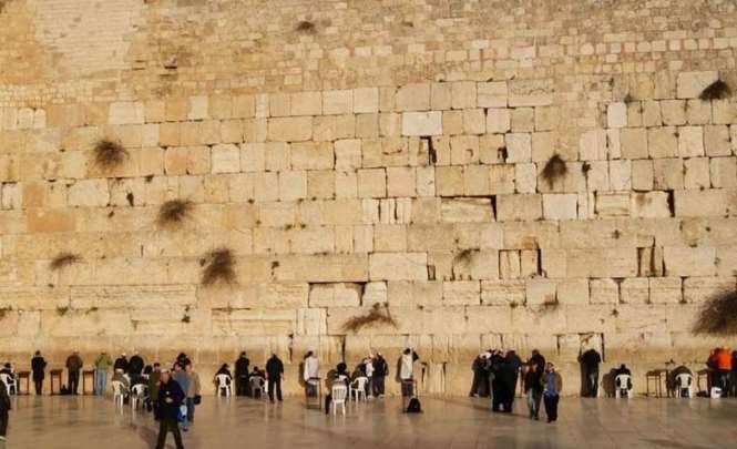 Из Стены Плача в Иерусалиме неожиданно вылетел огромный камень