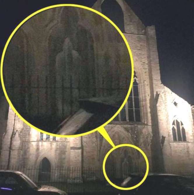 Привидение появилось на фоне старинного здания Тинтернского аббатства