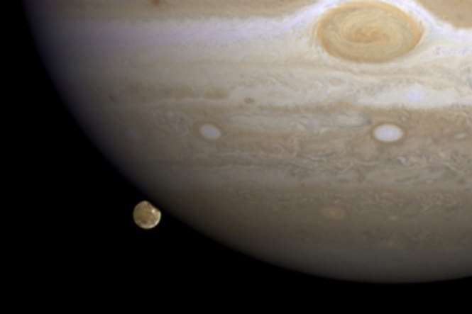 Астрономы определили сложное строение магнитных полюсов Юпитера