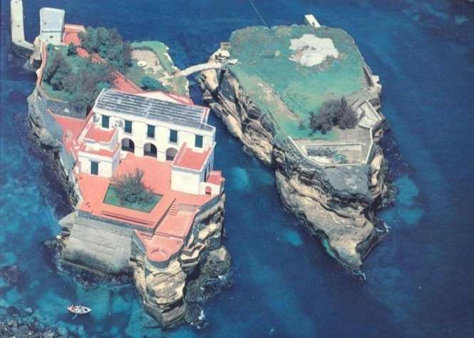 Остров-убийца Гайола в Италии