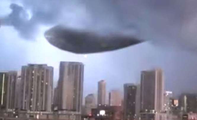 Гигантское НЛО над городом Орландо