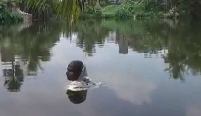Русалка в индийском озере