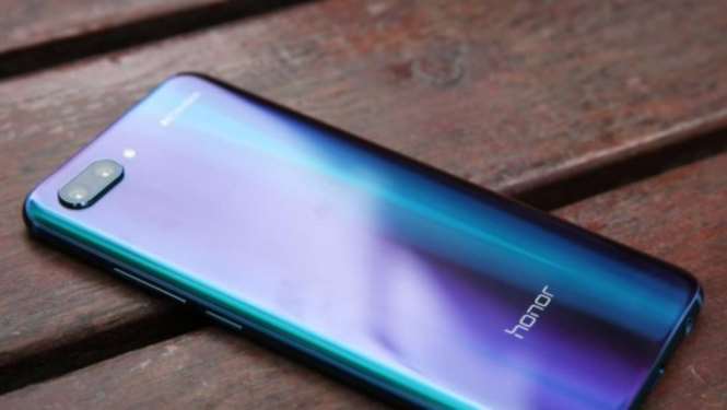 Huawei представила удешевленную версию Honor 10