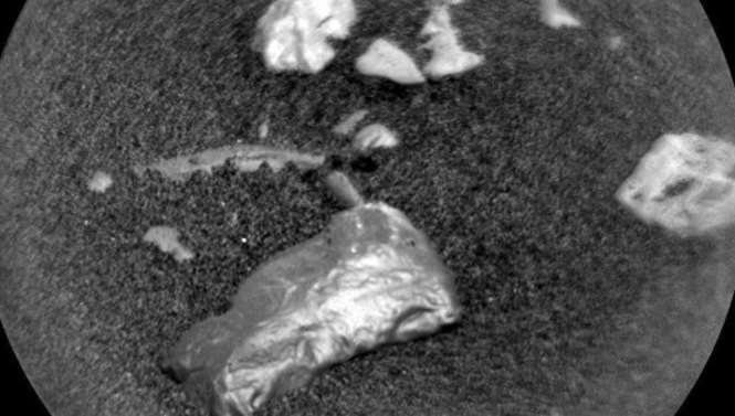 На Марсе отыскали таинственный блестящий объект
