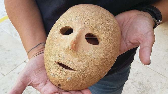 Найдена уникальная каменная маска, которой тысячи лет