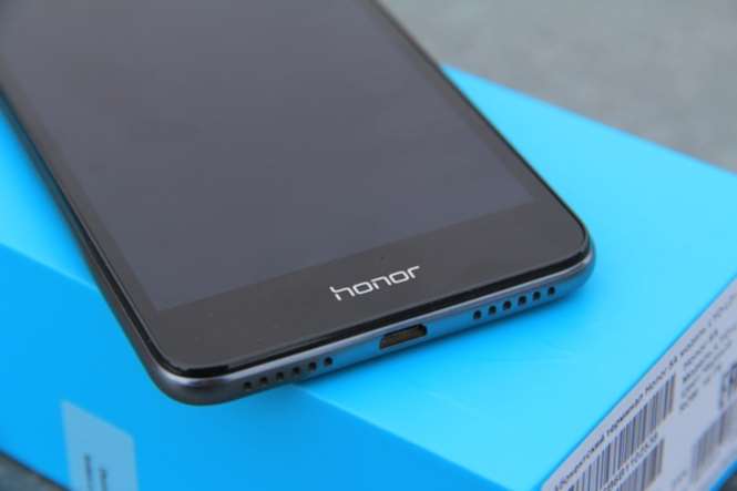 Honor V20: смартфон с «дырявым» дисплеем, сильной камерой и чипом Kirin 980
