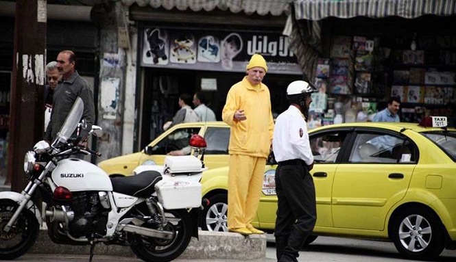 Странный сириец в желтой одежде