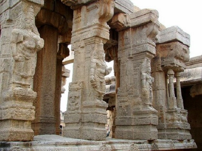 В индийском храме Лепакшми есть «висящая» колонна