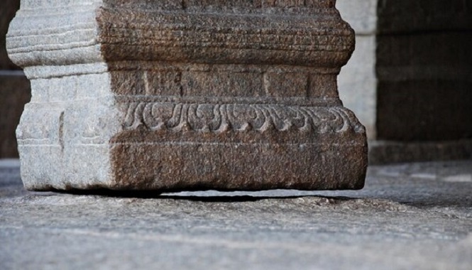 В индийском храме Лепакшми есть «висящая» колонна