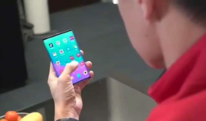 Xiaomi показала на видео свой 1-ый складной смартфон