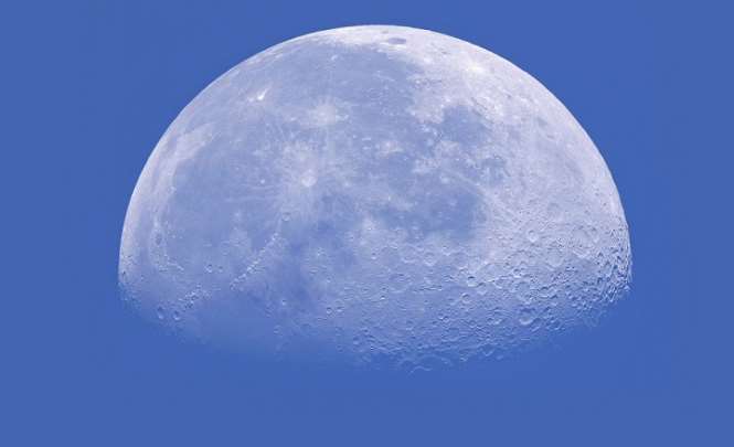 Неизвестный объект зафиксирован возле поверхности Луны