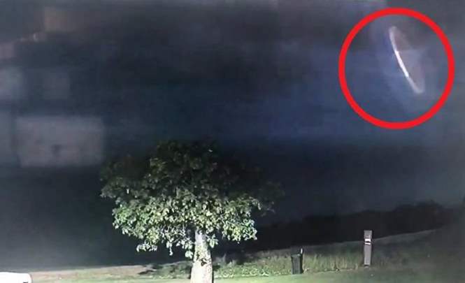 Полицейские из Австралии показали загадочную аномалию в небе