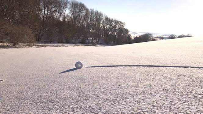 Английские поля с загадочными снежными рулонами
