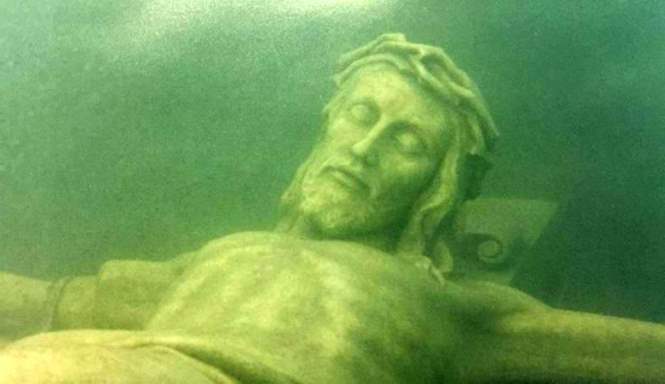 Статуи Иисуса Христа есть и под водой