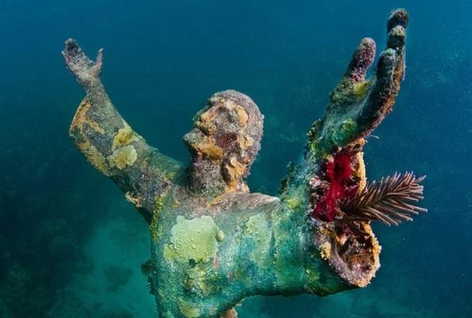 Статуи Иисуса Христа есть и под водой