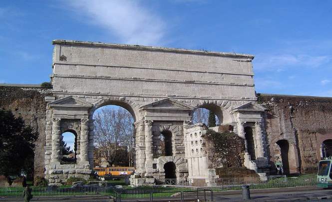 Странная гробница, установленная древним римлянином