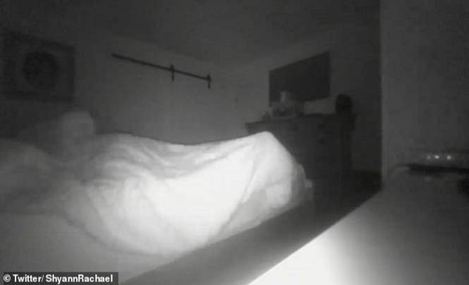 Мужчина удалось заснять в своей спальне призрака