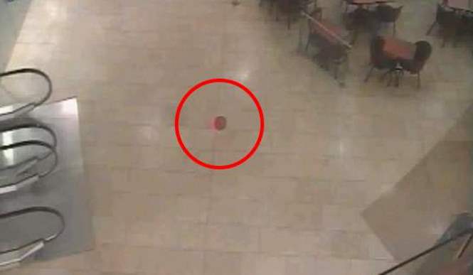 Невидимка с красным шариком в торговом центре
