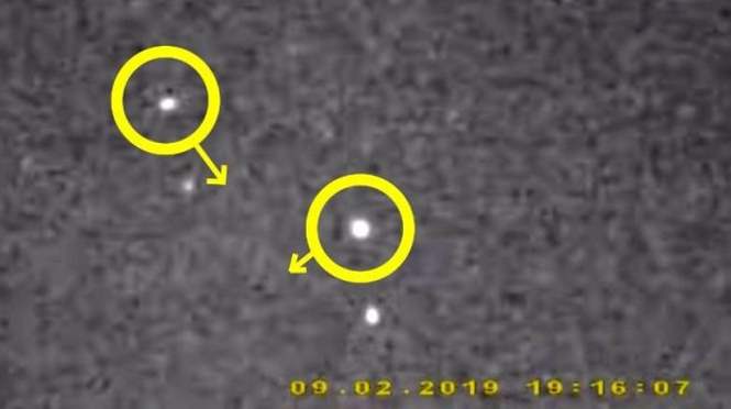 два НЛО, вылетающих из глубокого провала засекла камера видеонаблюдения