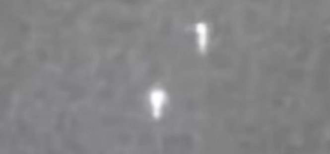 два НЛО, вылетающих из глубокого провала засекла камера видеонаблюдения