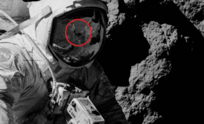 Что за человек отражается в шлеме астронавта на Луне