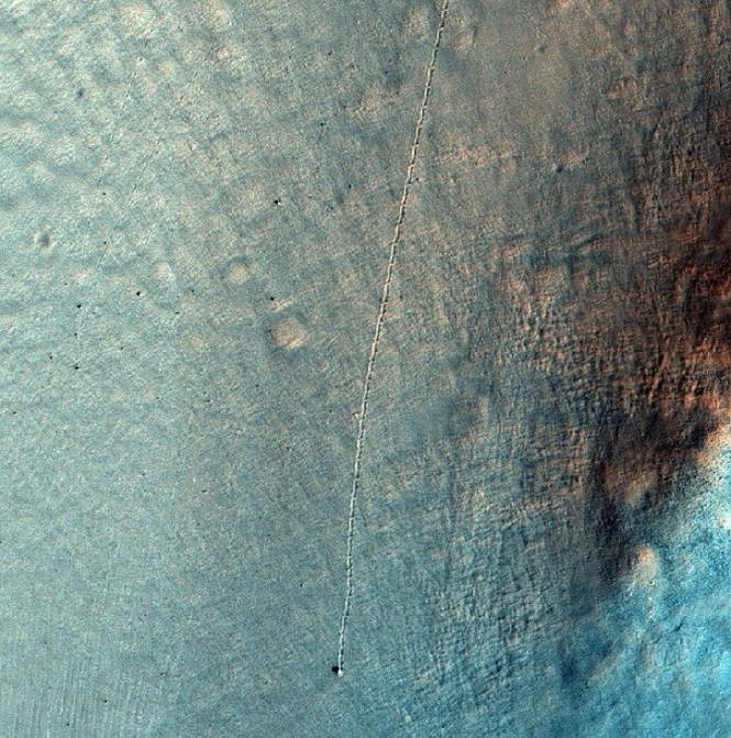 Еще один катящийся по Марсу камень.