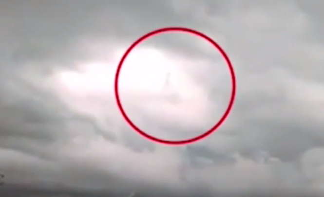 Силуэт человека, идущего по облакам, попал на видео