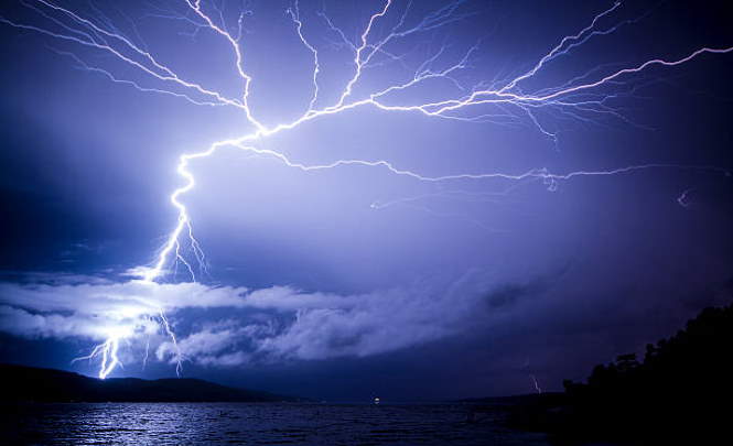 Загадочные сверхмощные молнии фиксируют ученые во всем мире