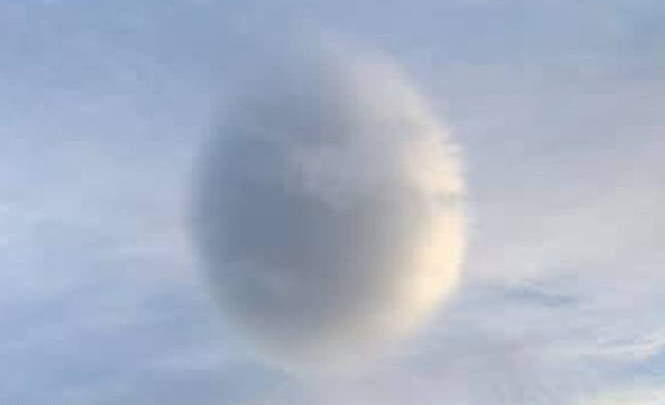 Огромное облако-яйцо зависло над городом в Исландии