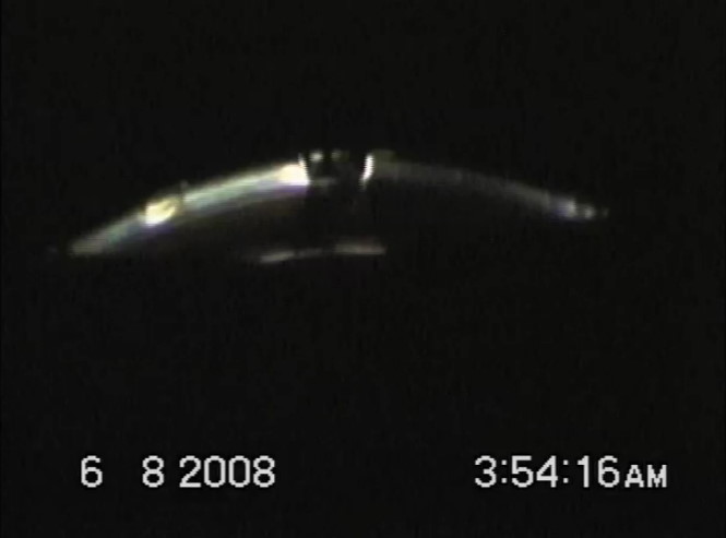Сквозь стекло в НЛО впервые удалось рассмотреть пилотов-инопланетян.