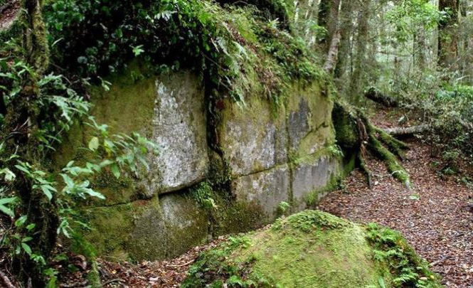 Древняя стена Кайманава в Новой Зеландии