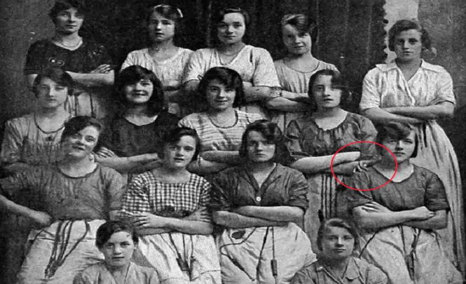 За 120 лет никто так и не смог объяснить руку призрака на снимке