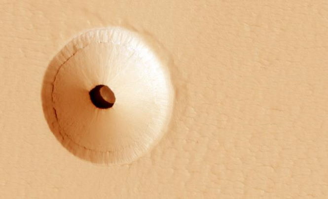 Странную дыру обнаружили на Марсе