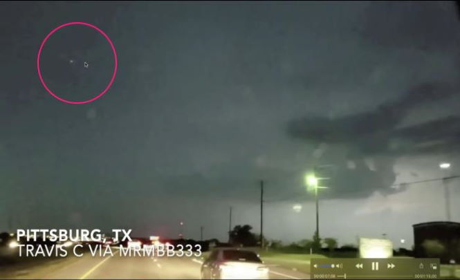 НЛО замечен во время грозы над Техасом