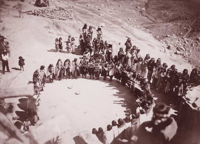 Шаманы Навахо приказали сидеть в вигвамах и ждать Конца Четвертого Мира.