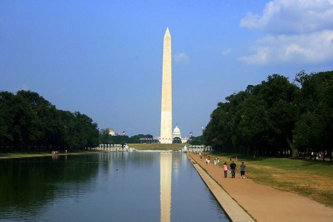 Страшное знамение для Америки: в монумент Вашингтону ударила молния.
