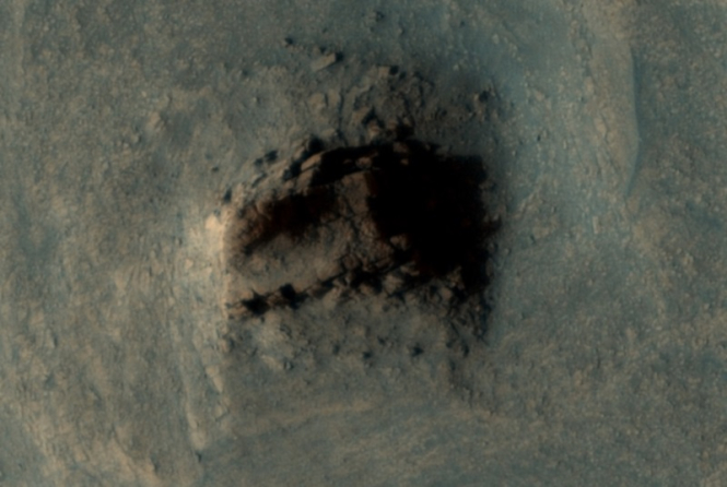На Марсе нашли стену из мегалитов