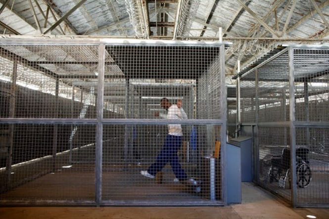 В Калифорнию завезли клетки для лиц, находящихся в карантине?