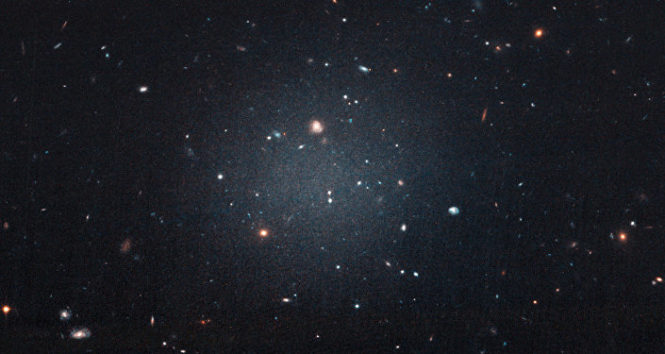 Дефицит темной материи в двух далеких галактиках может указывать на существование новой темной силы
