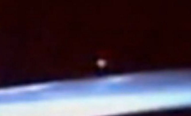 В прямом эфире с борта МКС показали, как огромный НЛО улетает с Земли