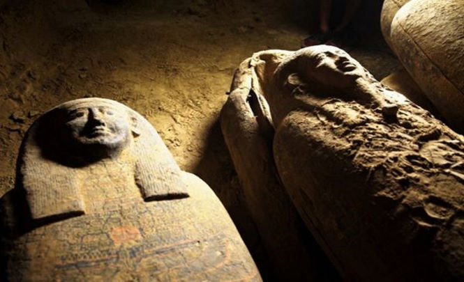 В Египте найден древний тайник с запечатанными саркофагами