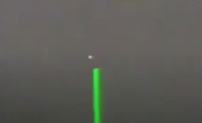 НЛО маневрировал уклоняясь от луча лазера