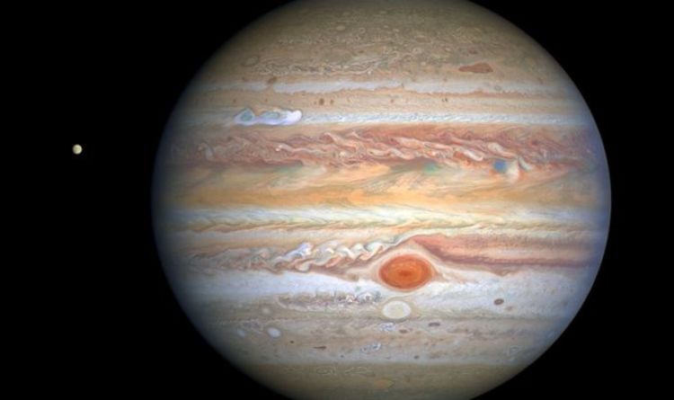 На снимке Юпитера, сделанном НАСА Хабблом, видны бури, надвигающиеся на газовый гигант