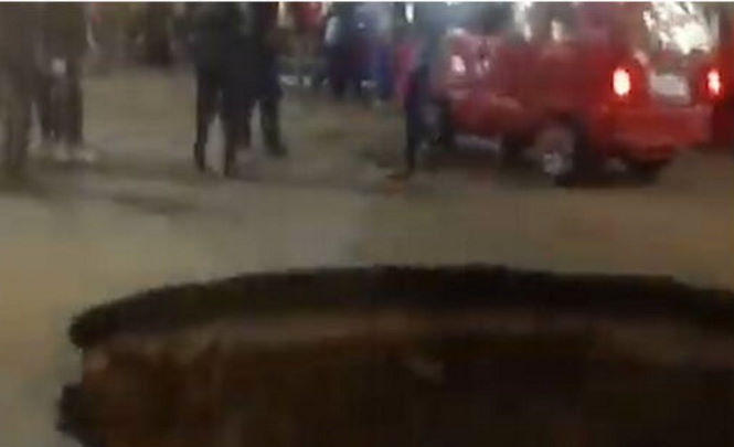 Большая воронка поглотила часть оживленной улицы в Александрии, Египет