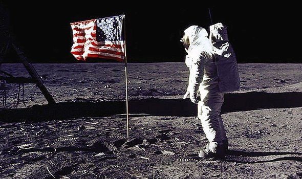 Аполлон-11 высадил первых людей на Луну