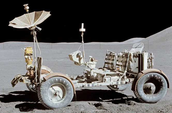 Машины, припаркованные на Луне